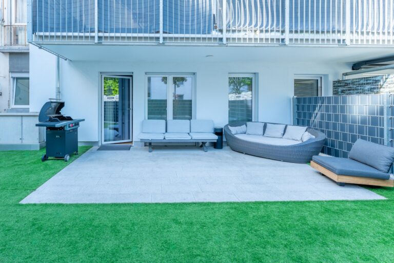 Private Terrasse von Lit Living Ludwigshafen #1 mit Sitzlounge und Außenbereich